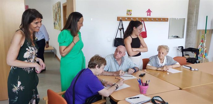 La consejera de Bienestar Social y Familia del Gobierno de Aragón, Carmen Susín, en un Hogar de Personas Mayores.