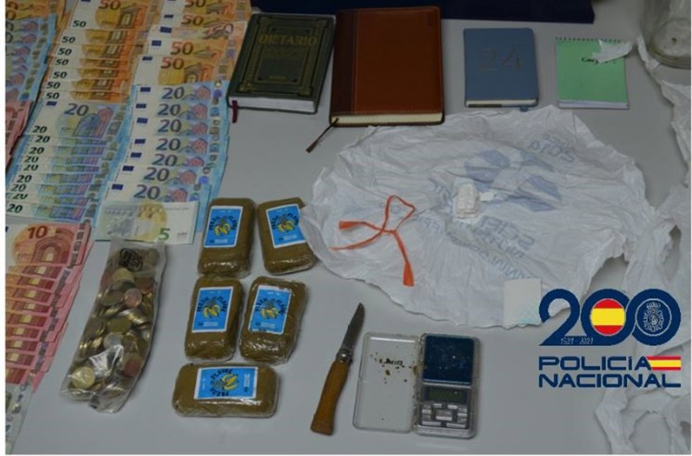 Archivo - Material incautado por la Policía Nacional en la desarticulación de un punto de venta de droga en Mieres.