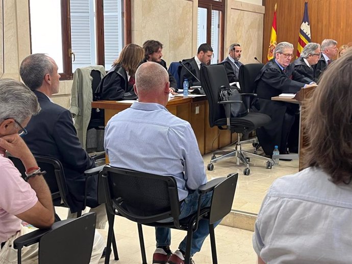 En la primera fila del banquillo de acusados, el exalcalde de Felanitx Gabriel Tauler, y el exconcejal de Playas Juan Ramón Vidal, sentados para el juicio en la Audiencia Provincial por el presunto amaño de un concurso en 2014.