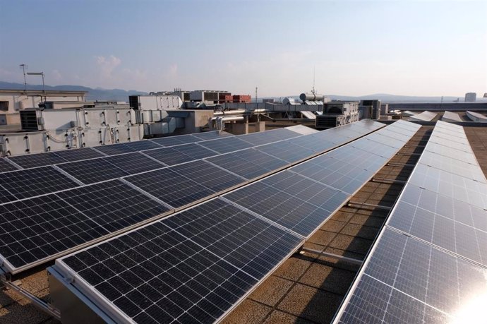 Archivo - Placas solares en un edificio.