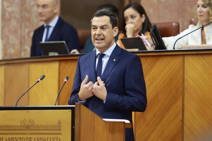 El presidente de la Junta, Juanma Moreno, comparece a petición propia en el Parlamento en el debate general sobre la situación de Andalucía