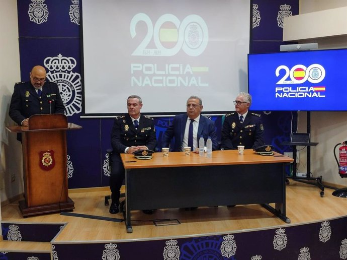 El delegado del Gobierno en Baleares, Alfonso Rodríguez, junto a el jefe superior de Policía en las Islas, José Luis Santafé, durante el acto por el Día de las Víctimas del Terrorismo en la Policía Nacional.