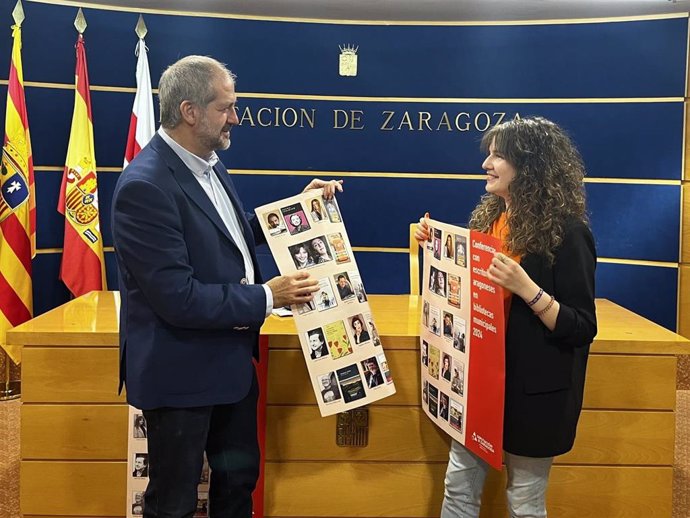 Campaña de animación a la lectura presentada por el diputado delegado de Archivos y Bibliotecas, José Manuel Latorre, y la escritora Laura Latorre.