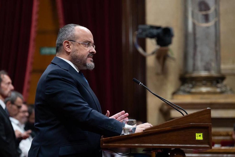 El presidente del Partido Popular Catalán y candidato del partido a la presidencia de la Generalitat, Alejandro Fernández, interviene durante el pleno del Parlament para comunicar la imposibilidad de proponer un candidato a la Presidencia de la General
