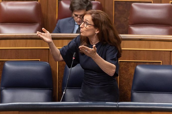 La ministra de Sanidad, Mónica García, interviene durante una sesión de control al Gobierno, en el Congreso de los Diputados, a 26 de junio de 2024, en Madrid (España).  