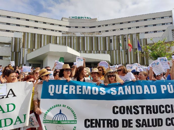 La portavoz parlamentaria de Por Andalucía y miembro de Izquierda Unida, Inma Nieto, en la protesta en el marco del paro sanitario de este miércoles en Andalucía