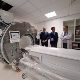 Archivo - El delegado de Salud de Almería contempla un nuevo equipo de resonancia magnética instalado en el Hospital Universitario Poniente.