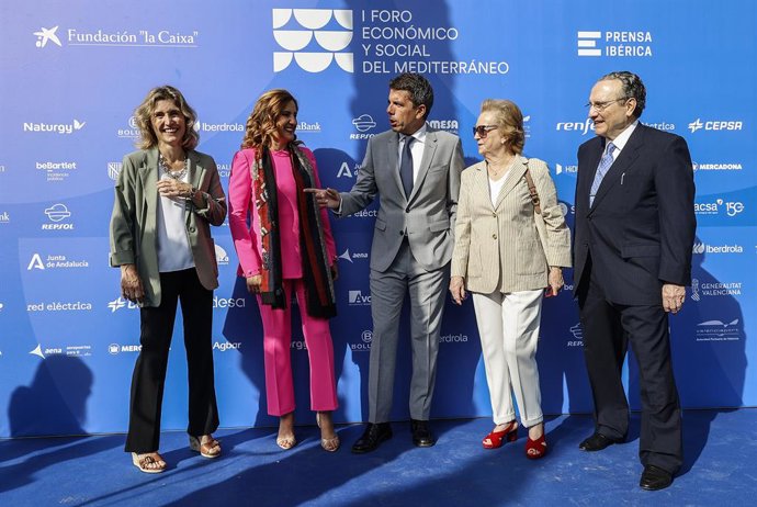 El president de la Generalitat Carlos Mazón, l'alcaldessa Maria José Catalá i el president de Premsa Ibèrica Jose Coll, en la Inauguració del I Fòrum Econòmic i Social del Mediterrani