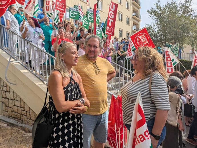 Victoria Morales, miembro de la dirección provincial de IU Málaga, ha participado en la concentración del Hospital Regional.