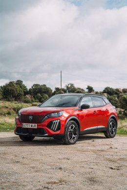 Archivo - El nuevo Peugeot E-2008, fabricado en Vigo. 