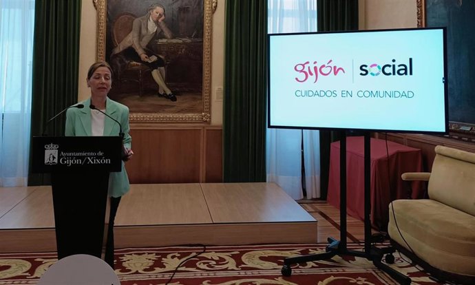 La concejala de Servicios Sociales del Ayuntamiento de Gijón, Ángeles Fernández-Ahúja, presenta en rueda de prensa, en el Consistorio gijonés, la memoria de actividades de la Fundación Municipal de Servicios Sociales (FMSS) de 2023.