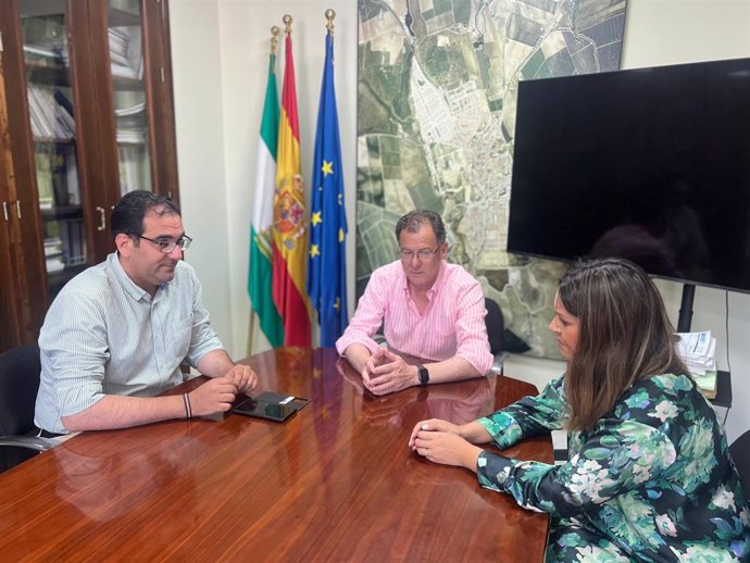 El portavoz del PP en la Diputación de Sevilla, Martín Torres, reunido con el alcalde de Burguillos, , Domingo Delgado.