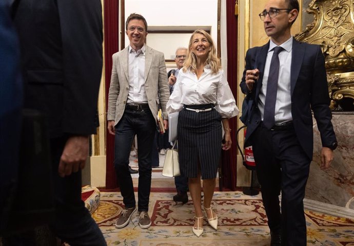 El diputado de Sumar Iñigo Errejón (i) y la vicepresidenta segunda y ministra de Trabajo, Yolanda Díaz (c), llegan a una sesión de control al Gobierno, en el Congreso de los Diputados, a 26 de junio de 2024, en Madrid (España).