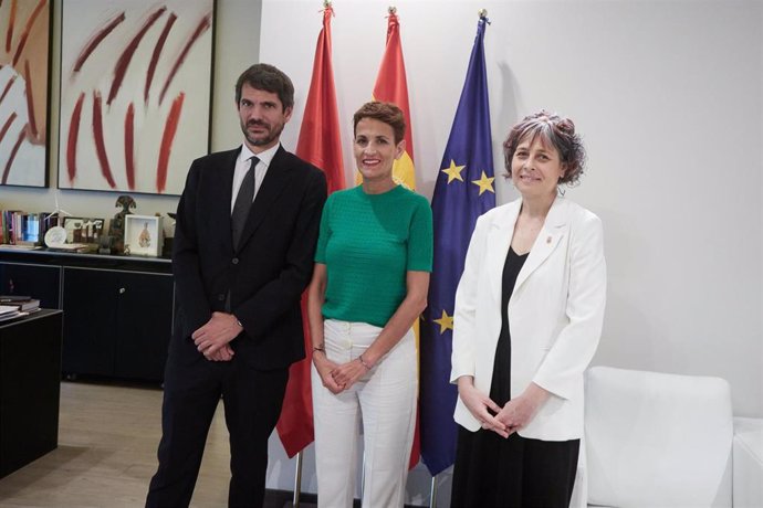 El ministro de Cultura, Ernest Urtasun, junto a la presidenta de Navarra, María Chivite, y la consejera de Cultura, Deporte y Turismo del Gobierno de Navarra, Rebeca Esnaola