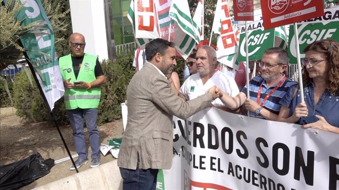 El secretario general del PSOE de Málaga, Daniel Pérez, muestra su apoyo a la huelga convocada este miércoles por cuatro sindicatos en el sector sanitario.