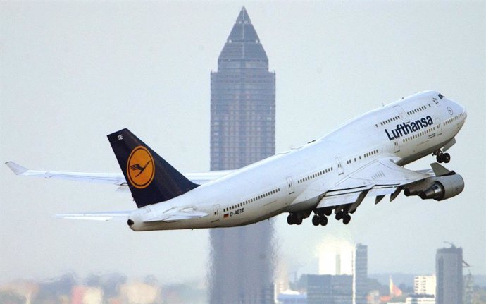 Archivo - FILED - 03 September 2002, Hessen, Frankfurt_Main: A Lufthansa Boeing 747 passenger aircraft takes off for a transatlantic flight, backdropped by the Frankfurt exhibition tower.