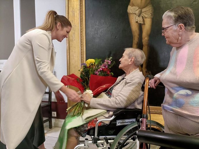 Archivo - La consejera de Familia, Juventud y Asuntos Sociales, Ana Dávila, durante su visita a la Residencia de Mayores La Paz