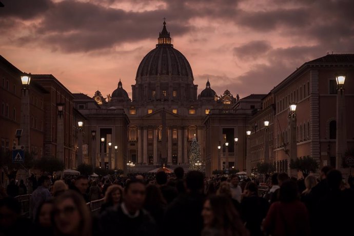 Archivo - 01 January 2023, Vatican, Vatican City: People stand in front of St. Peter's Basilica in St. Peter's Square after the death of Pope Emeritus Benedict XVI. Photo: Michael Kappeler/dpa