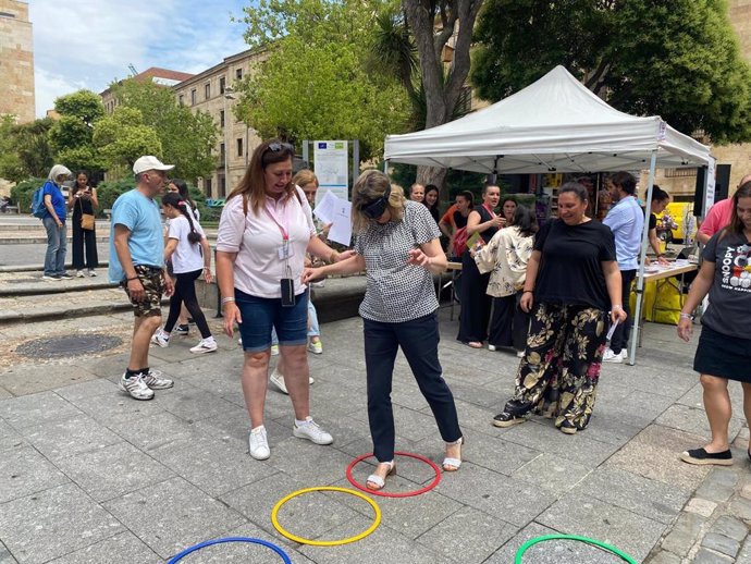 El Ayuntamiento de Salamanca sensibiliza a los jóvenes contra el uso y tráfico de las drogas con una carpa interactiva.