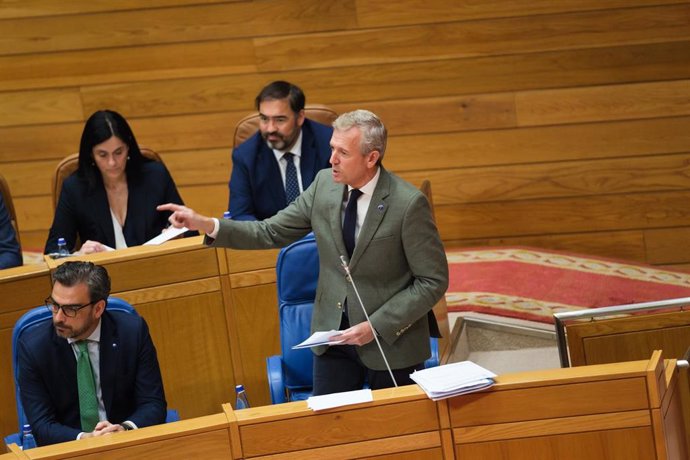 O presidente da Xunta, Alfonso Rueda, durante a sesión de control do pleno do Parlamento galego celebrado o 26 de xuño de 2023