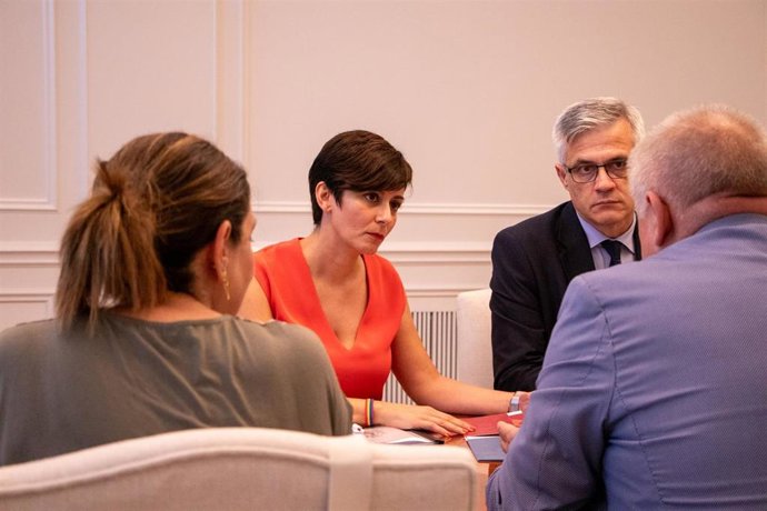 La ministra de Vivienda y Agenda Urbana, Isabel Rodríguez, y el el secretario de Estado de Vivienda y Agenda Urbana, David Lucas, en una reunión con representantes de la Red Europea de Lucha contra la Pobreza y la Exclusión Social en el Estado Español.