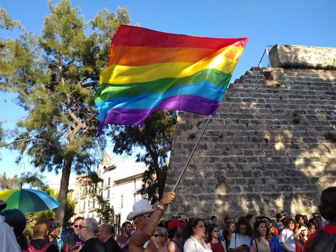 Archivo - Un hombre con la bandera LGTBI en la manifestación del Orgullo en Palma.