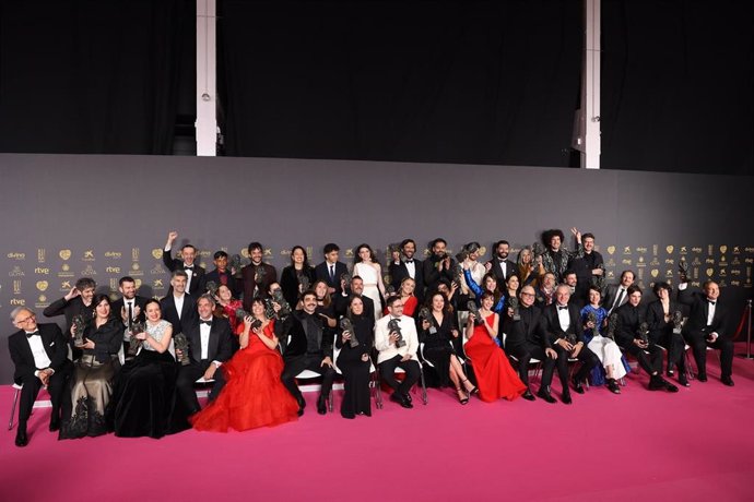 Archivo - Foto de Familia con los premiados de la última gala de los Goya