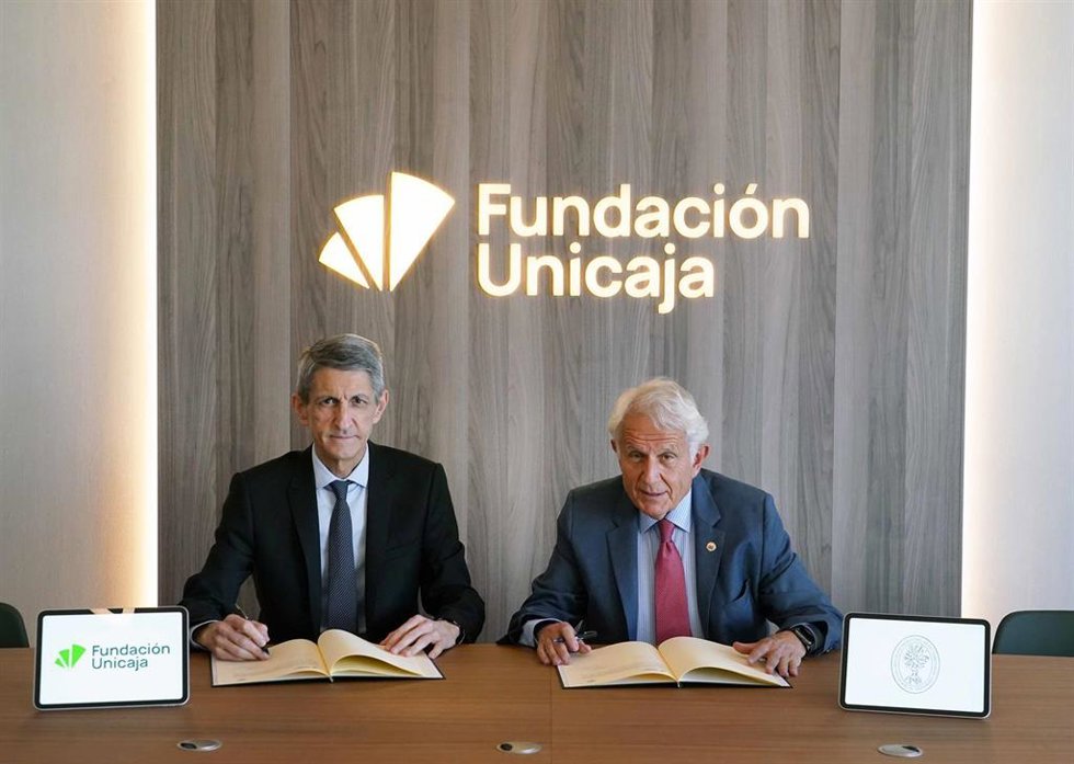 El presidente de la Fundación Unicaja, José M. Domínguez, y el presidente de la Academia de Ciencias Sociales y del Medio Ambiente de Andalucía, Antonio Pascual, firman un acuerdo de colaboración.
