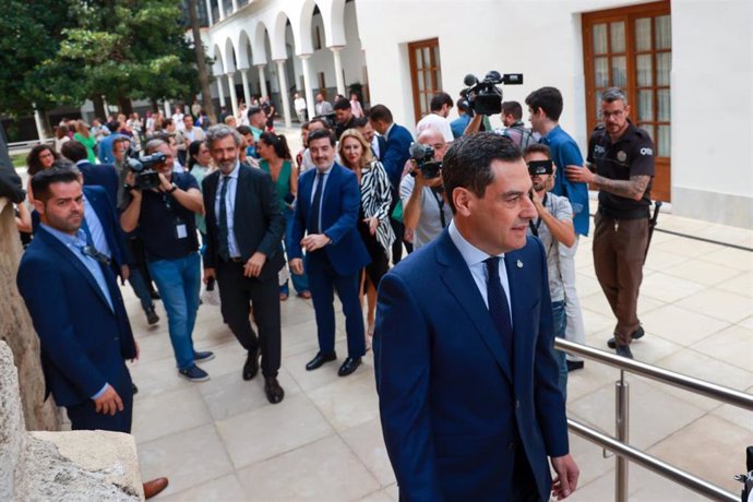 El presidente de la Junta, Juanma Moreno, llega para su comparecencia en el día de hoy, a 26 de junio de 2024, en el Parlamento de Andalucía, en Sevilla, Andalucía (España) 