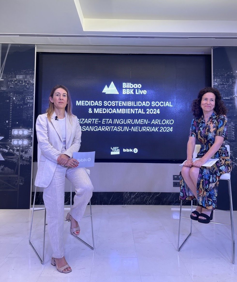 Imagen de  la directora de Obra Social de Fundación Bancaria BBK, Nora Sarasola, y de la directora de Sostenibilidad de Last Tour, Paloma Orte de la Peña.
