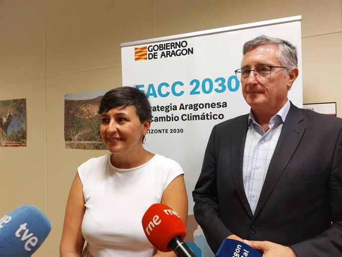 La directora general de Educación Ambiental del Gobierno de Aragón, Raquel Giménez, y el consejero de Medio Ambiente y Turismo del Gobierno de Aragón, Raquel Giménez.