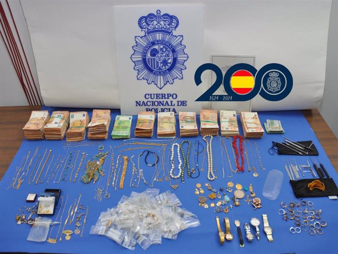 Objetos y dinero inautados por la Policía Nacional en una intervención contra robos en viviendas de Oviedo