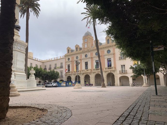Archivo - Vista de la fachada del Ayuntamiento de Almería desde la Plaza Vieja.
