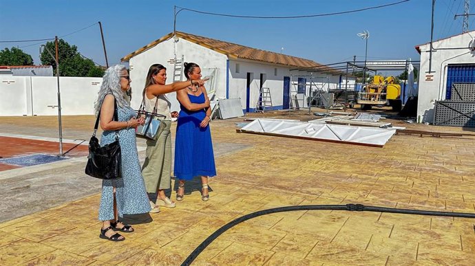 Raquel López (dcha.), junto a Montserrat Paz (centro), en la visita a La Granjuela.