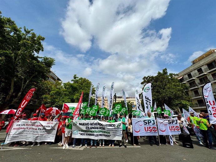 Concentración de CSIF, USO y UGT para exigir a la Junta mejoras para los funcionarios de Justicia.