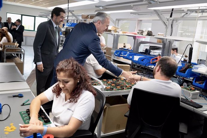 El presidente del Gobierno de Aragón, Jorge Azcón, en su visita a la empresa Ibernex.