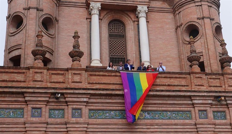 Acto de lectura de la Declaración institucional con motivo del Día Nacional del Orgullo Lgtbi en la Plaza de España.