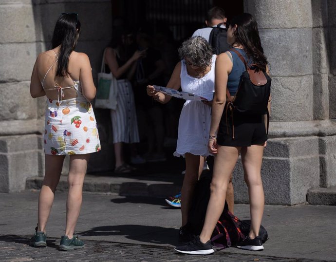 Turistas caminan por las calles de Madrid 