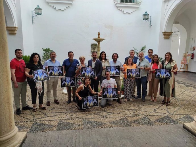 El presidente de Iprodeco, Félix Romero (centro), en la presentación de la I Pasarela Inclusiva.