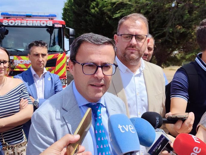 El presidente de la Diputación de Badajoz, Miguel Ángel Gallardo, en declaraciones a los medios de comunicación, acompañado por el alcalde de Mérida, Antonio Rodríguez Osuna, en el parque de bomberos de la capital extremeña.