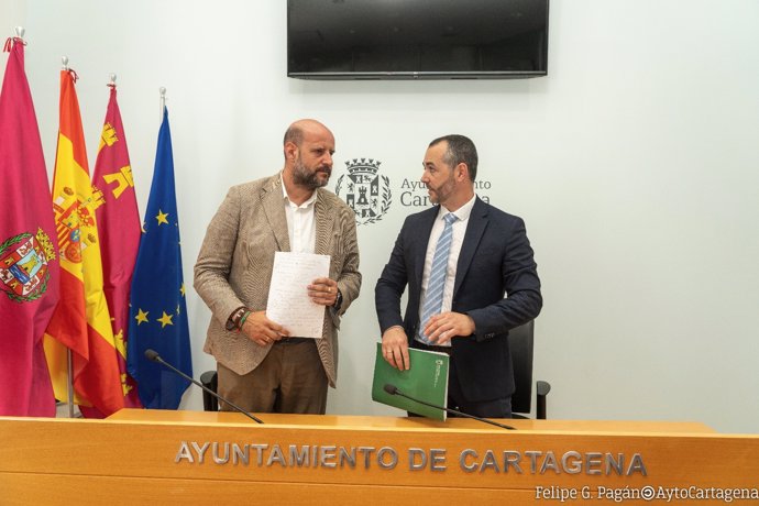 El director general de Medio Ambiente, Juan Antonio Mata, a la derecha, y el concejal de Presidencia, Urbanismo e Infraestructuras del Ayuntamiento de Cartagena, Diego Ortega, a la izquierda