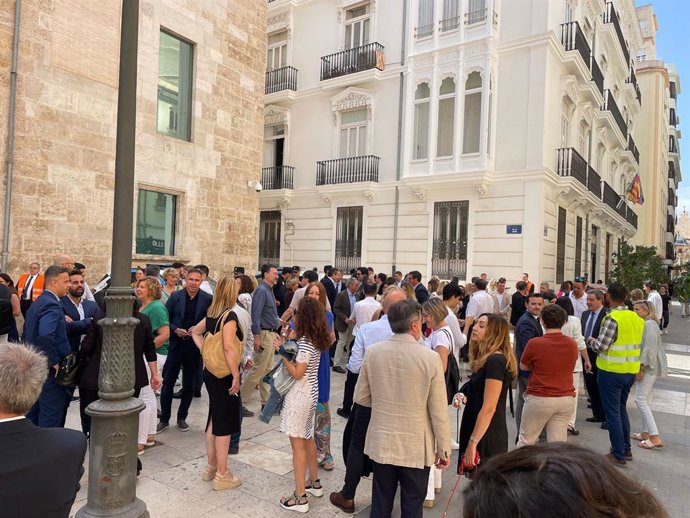 Diputats de Les Corts fora del parlament durant un simulacre