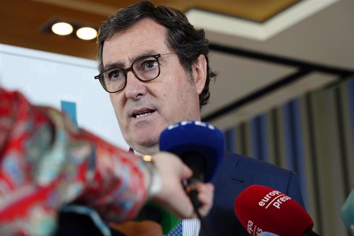 El presidente de la CEOE, Antonio Garamendi, ofrece declaraciones a los medios a su llegada a un encuentro de APD, en el Real Club Marítimo de Getxo, a 26 de junio de 2024, en Getxo, Vizcaya, País Vasco (España). 