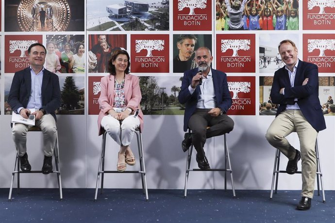 José Manuel Setién, director de administración de la Fundación Botín; Fátima Sánchez, directora ejecutiva del Centro Botín; Iñigo Sáenz de Miera, director general y Javier García Cañete, director de programas