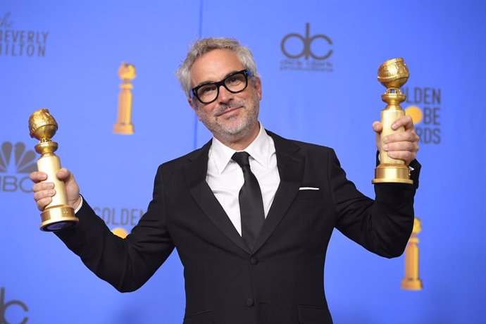 Archivo - 06 January 2019, US, Los Angeles: Alfonso Cuaron poses with his awards for Best Director - Motion Picture and Best Motion Picture - Foreign Language for \'Roma\' in the Press Room during the 2019 Golden Globe Awards at The Beverly Hilton Hotel.