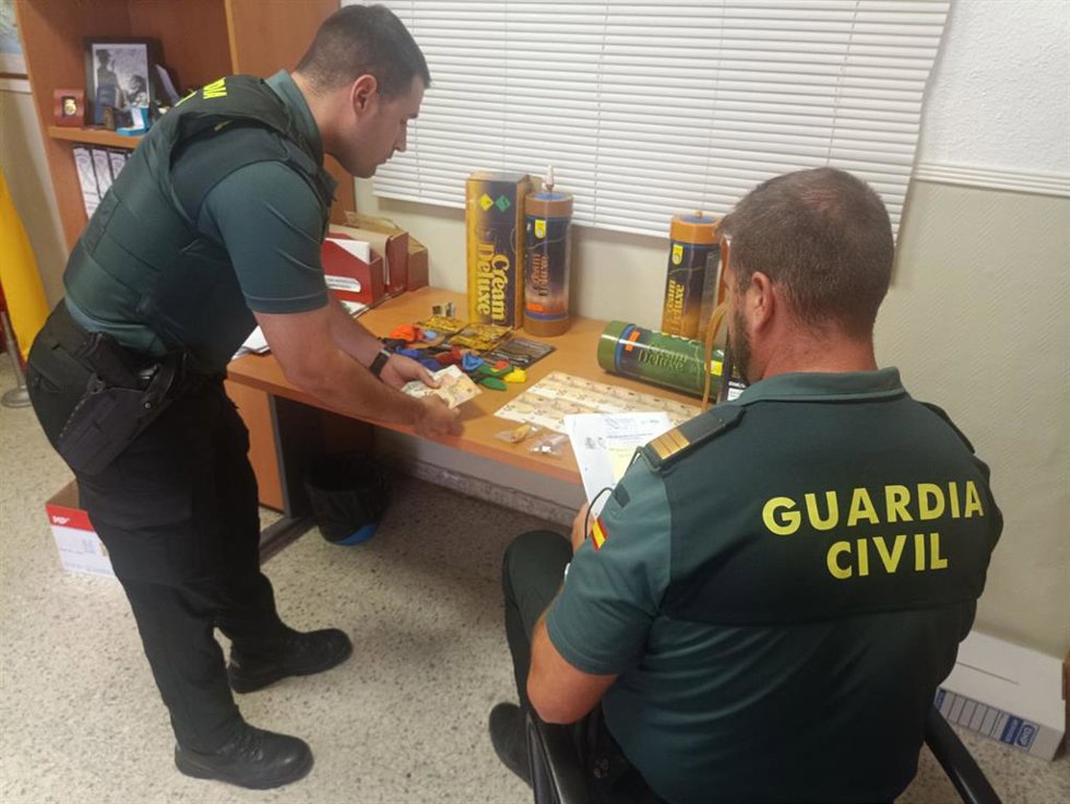 Detenido un joven en La Herradura por traficar con 'gas de la risa' metido en globos