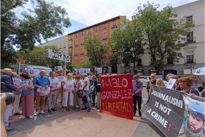 Medio centenar de periodistas se concentran ante el Consulado de Polonia en Madrid por la liberación de Pablo González