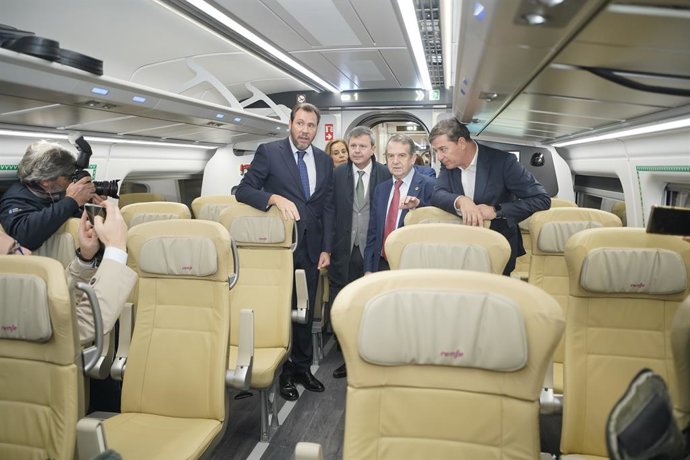 Archivo - El ministro de Transportes y Movilidad Sostenible, Óscar Puente, en un tren Avril de alta velocidad, a 5 de enero de 2024, en Vigo