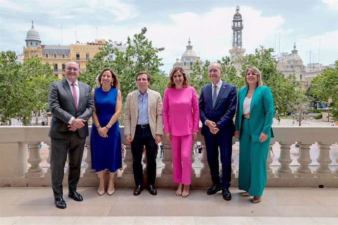 Los alcaldes en el Balcón del Ayuntamiento de València