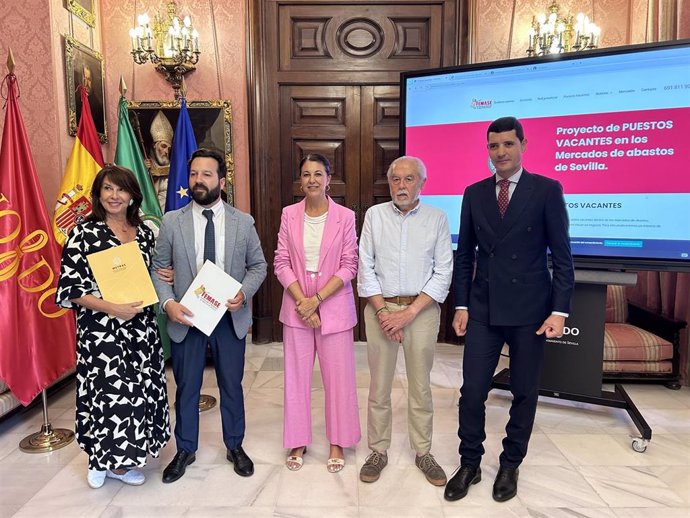 La delegada de Consumo, Salud, Cementerio y Protección Animal, Silvia Pozo, en la presentación del proyecto 'Estudio sobre puestos vacantes en los mercados sevillanos' de la Federación de Mercados de Abastos de la Provincia de Sevilla (Femase).